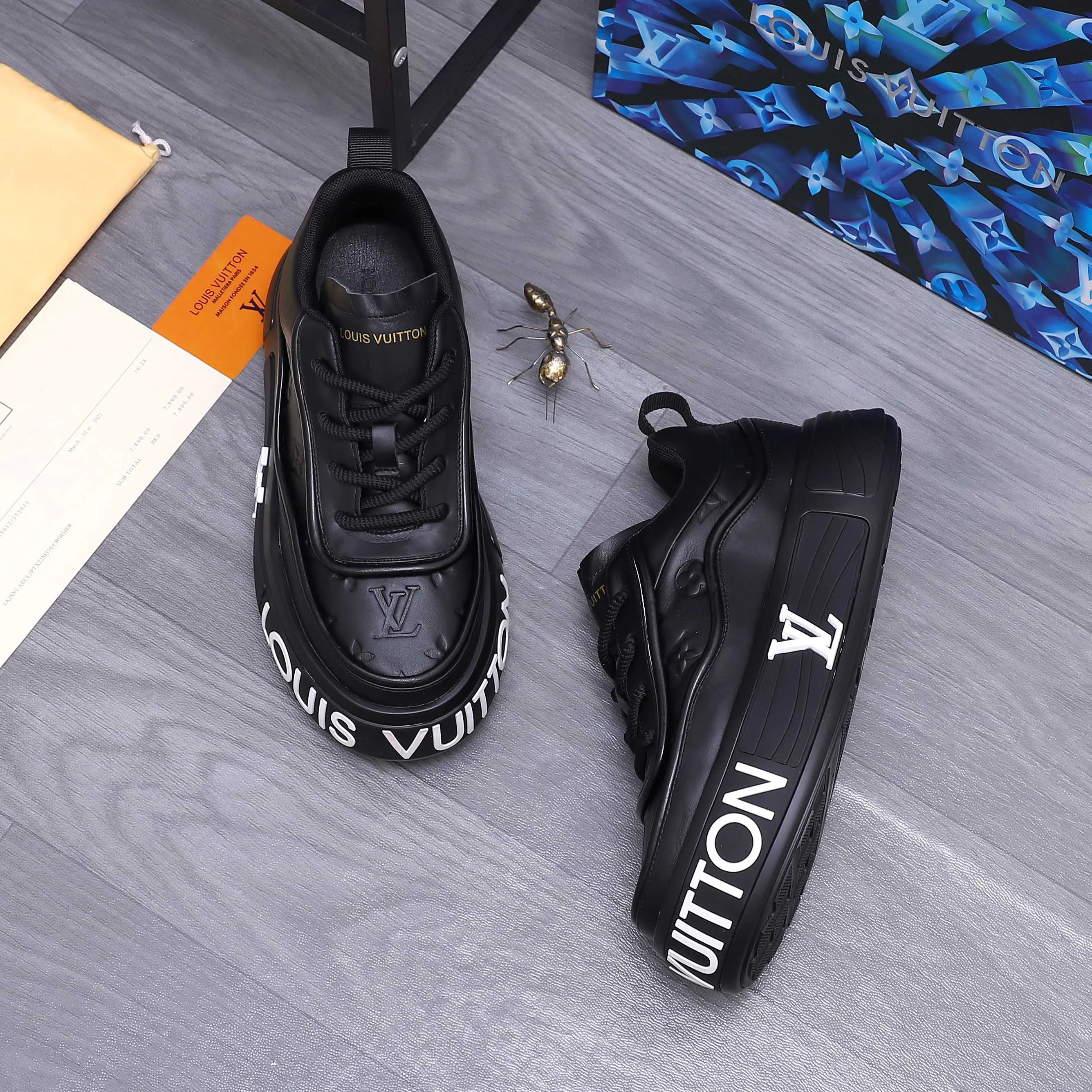 Men's shoes 💰560 Product trademark: LV [Louis Vuitton] casual shoes, regular size. Size: 38-46 (38.45.46 is custom-made and non-returnable) Product materials: Selected high-quality cowhide stitching embossed cowhide upper, cowhide insole, mesh lining, original outsole